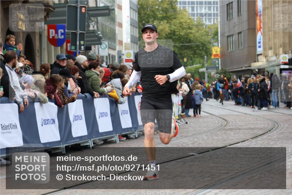 05.10.2025 - 20. swb-Marathon Bremen Strokosch-Dieckow http://msf.ph/oto/9271451 05.10.2025 13:02:10 Ziel 4988 meine-sportfotos.de