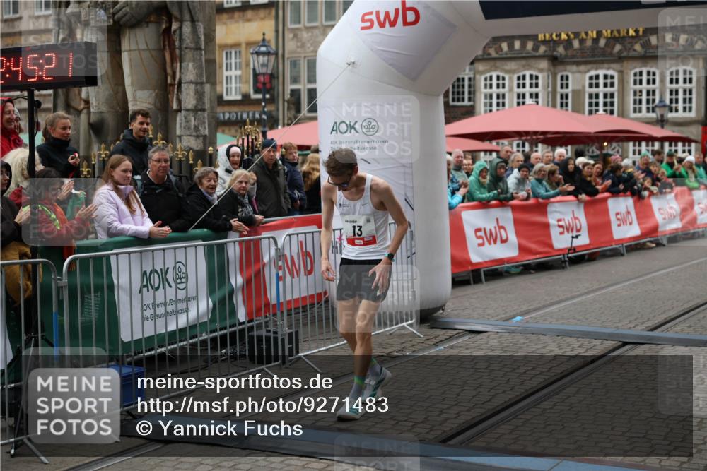 05.10.2025 - 20. swb-Marathon Bremen Yannick Fuchs http://msf.ph/oto/9271483 05.10.2025 12:16:11 Ziel 13 meine-sportfotos.de