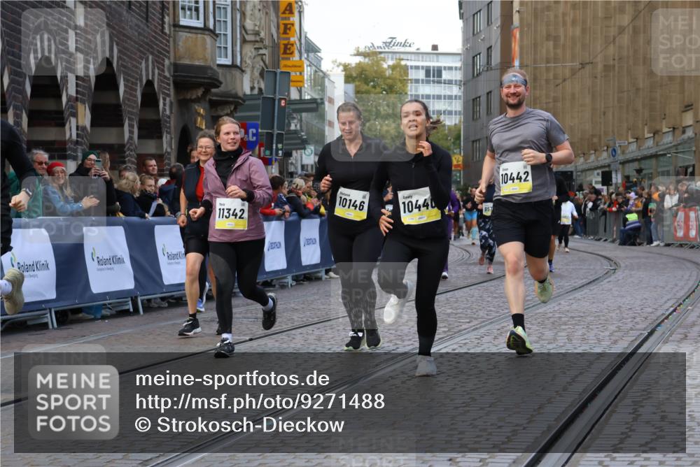 05.10.2025 - 20. swb-Marathon Bremen Strokosch-Dieckow http://msf.ph/oto/9271488 05.10.2025 11:10:33 Ziel 9446, 10146, 10440, 10441, 10442, 10980, 11240, 11342 meine-sportfotos.de