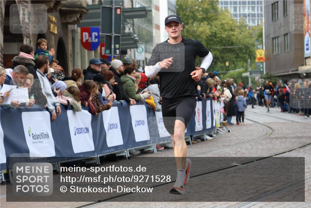05.10.2025 - 20. swb-Marathon Bremen Strokosch-Dieckow http://msf.ph/oto/9271528 05.10.2025 13:02:10 Ziel 4988 meine-sportfotos.de