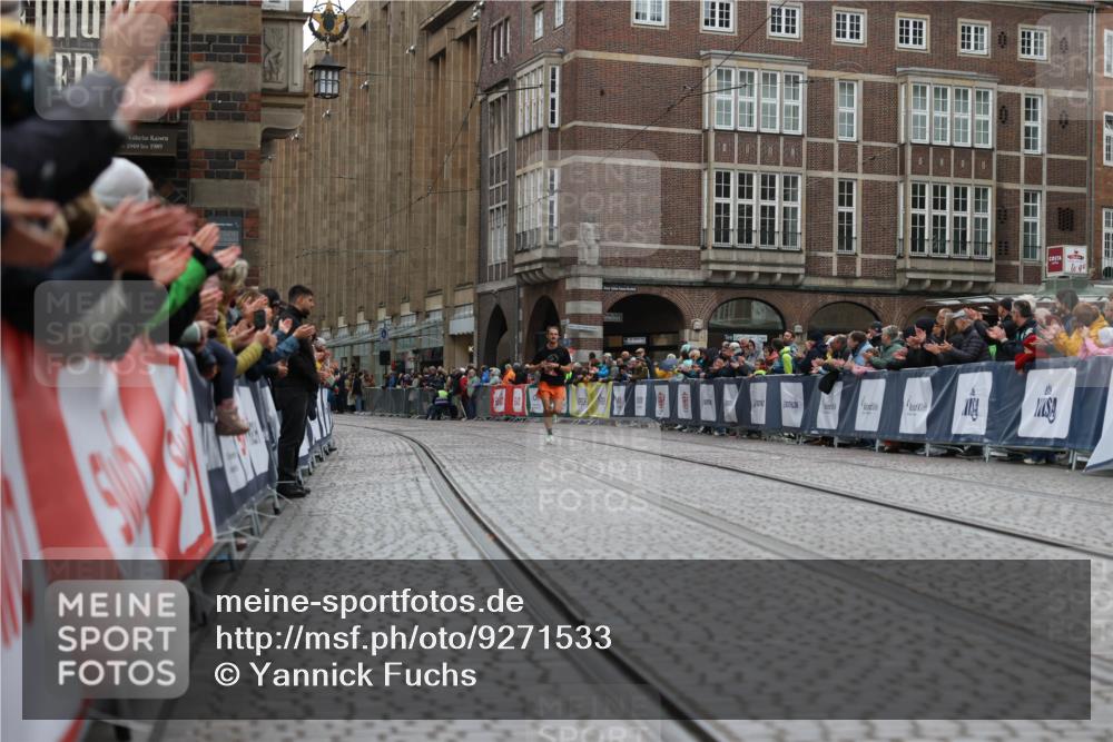 05.10.2025 - 20. swb-Marathon Bremen Yannick Fuchs http://msf.ph/oto/9271533 05.10.2025 12:17:31 Ziel  meine-sportfotos.de
