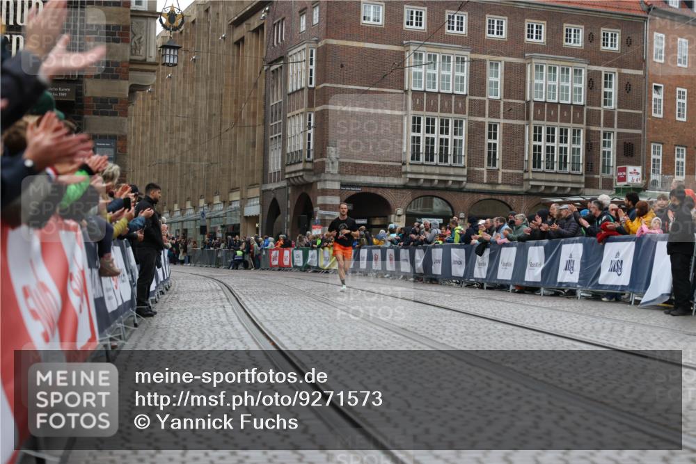 05.10.2025 - 20. swb-Marathon Bremen Yannick Fuchs http://msf.ph/oto/9271573 05.10.2025 12:17:32 Ziel  meine-sportfotos.de