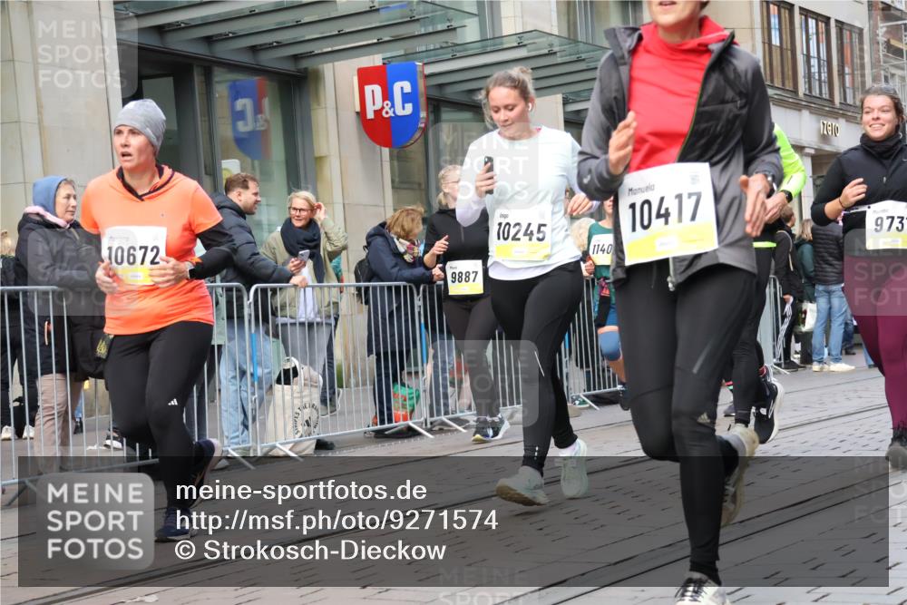 05.10.2025 - 20. swb-Marathon Bremen Strokosch-Dieckow http://msf.ph/oto/9271574 05.10.2025 11:09:18 Ziel 9001, 9002, 9185, 9493, 9538, 9649, 9731, 9732, 9887, 9945, 10074, 10214, 10245, 10316, 10412, 10417, 10419, 10672, 10865, 10881, 10886, 10943, 11037, 11206, 11407, 11447, 11526, 11614, 11654, 11655, 11664, 9001, 9002, 9185, 9493, 9538, 9649, 9731, 9732, 9887, 9945, 10074, 10214, 10245, 10316, 10412, 10417, 10419, 10672, 10865, 10881, 10886, 10943, 11037, 11206, 11447, 11526, 11614, 11664 meine-sportfotos.de
