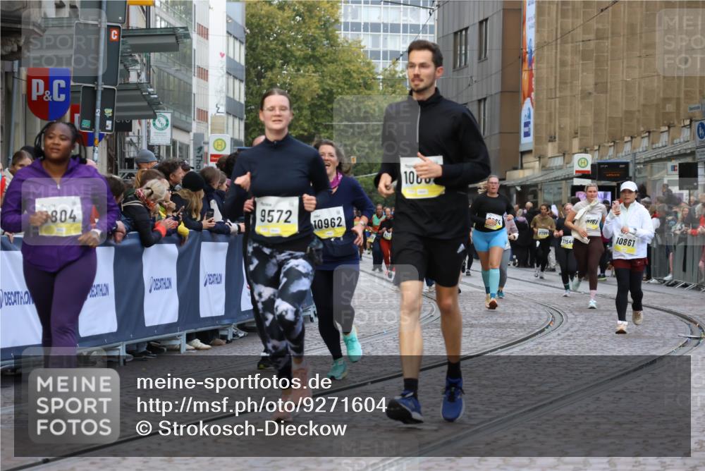 05.10.2025 - 20. swb-Marathon Bremen Strokosch-Dieckow http://msf.ph/oto/9271604 05.10.2025 11:10:39 Ziel 9446, 9572, 9804, 10665, 10962, 11157, 11240 meine-sportfotos.de