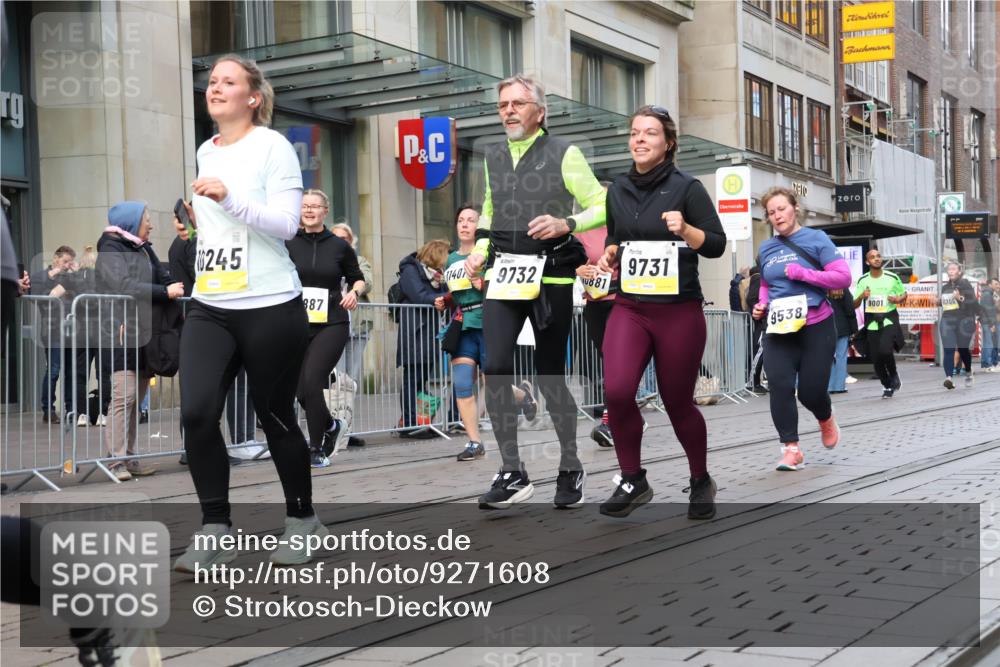 05.10.2025 - 20. swb-Marathon Bremen Strokosch-Dieckow http://msf.ph/oto/9271608 05.10.2025 11:09:19 Ziel 9001, 9002, 9185, 9493, 9538, 9649, 9731, 9732, 9887, 9945, 10074, 10245, 10316, 10412, 10417, 10419, 10672, 10865, 10881, 10886, 10943, 11206, 11407, 11447, 11486, 11526, 11614, 11654, 11655, 11664, 9001, 9002, 9185, 9493, 9538, 9649, 9731, 9732, 9887, 9945, 10074, 10245, 10316, 10412, 10417, 10419, 10672, 10865, 10881, 10886, 10943, 11206, 11447, 11526, 11614, 11664 meine-sportfotos.de