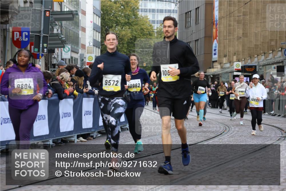 05.10.2025 - 20. swb-Marathon Bremen Strokosch-Dieckow http://msf.ph/oto/9271632 05.10.2025 11:10:39 Ziel 9446, 9572, 9804, 10665, 10962, 11157, 11240 meine-sportfotos.de