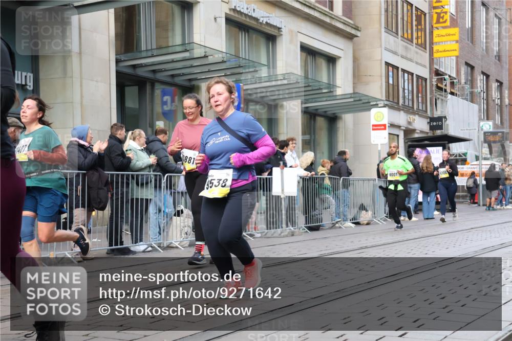 05.10.2025 - 20. swb-Marathon Bremen Strokosch-Dieckow http://msf.ph/oto/9271642 05.10.2025 11:09:21 Ziel 9001, 9002, 9185, 9410, 9538, 9685, 9731, 9732, 9887, 10074, 10245, 10316, 10412, 10417, 10419, 10448, 10672, 10827, 10865, 10881, 10886, 10943, 11206, 11219, 11407, 11447, 11486, 11526, 11614, 11654, 11655, 11664, 9001, 9002, 9185, 9410, 9538, 9685, 9731, 9732, 9887, 10074, 10245, 10316, 10412, 10417, 10419, 10448, 10672, 10827, 10865, 10881, 10886, 10943, 11206, 11219, 11447, 11526, 11614, 11664 meine-sportfotos.de