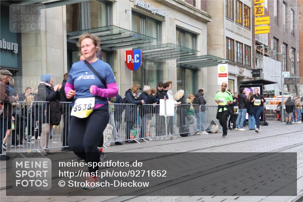 05.10.2025 - 20. swb-Marathon Bremen Strokosch-Dieckow http://msf.ph/oto/9271652 05.10.2025 11:09:21 Ziel 9001, 9002, 9185, 9410, 9538, 9685, 9731, 9732, 9887, 10074, 10245, 10316, 10412, 10417, 10419, 10448, 10672, 10827, 10865, 10881, 10886, 10943, 11206, 11219, 11407, 11447, 11486, 11526, 11614, 11654, 11655, 11664, 9001, 9002, 9185, 9410, 9538, 9685, 9731, 9732, 9887, 10074, 10245, 10316, 10412, 10417, 10419, 10448, 10672, 10827, 10865, 10881, 10886, 10943, 11206, 11219, 11447, 11526, 11614, 11664 meine-sportfotos.de