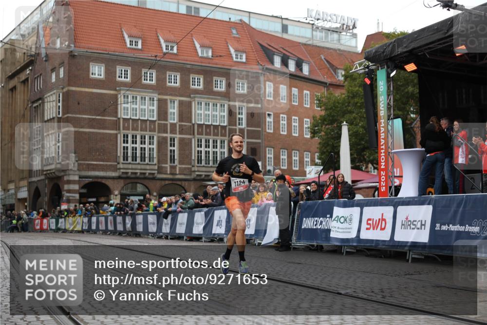 05.10.2025 - 20. swb-Marathon Bremen Yannick Fuchs http://msf.ph/oto/9271653 05.10.2025 12:17:36 Ziel  meine-sportfotos.de