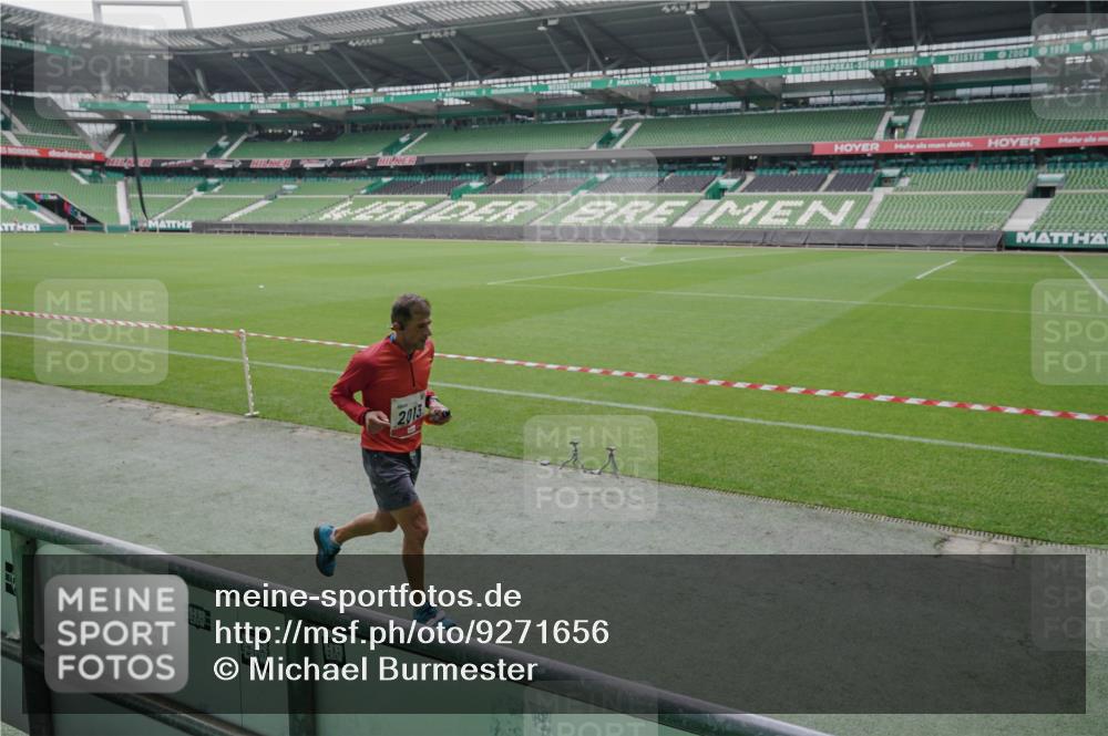 05.10.2025 - 20. swb-Marathon Bremen Michael Burmester http://msf.ph/oto/9271656 05.10.2025 12:44:43 Laufen im Stadion 109, 329, 506, 539, 548, 642, 657, 819, 917, 1631, 2013, 2092, 2188, 2666, 2719, 3150, 3219, 3251, 3327, 3342, 3982, 4358, 4422, 5908, 6302, 6633, 7099, 7373, 7525, 8030, 8169, 8351, 8382, 9130, 288, 1196, 2249, 7949 meine-sportfotos.de