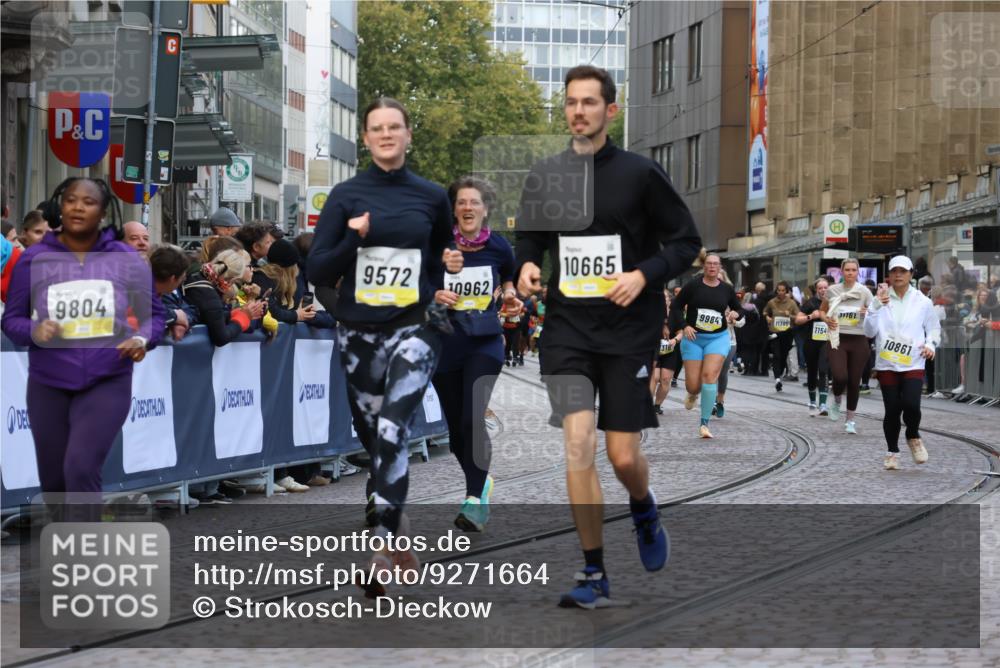05.10.2025 - 20. swb-Marathon Bremen Strokosch-Dieckow http://msf.ph/oto/9271664 05.10.2025 11:10:39 Ziel 9446, 9572, 9804, 10665, 10962, 11157, 11240 meine-sportfotos.de