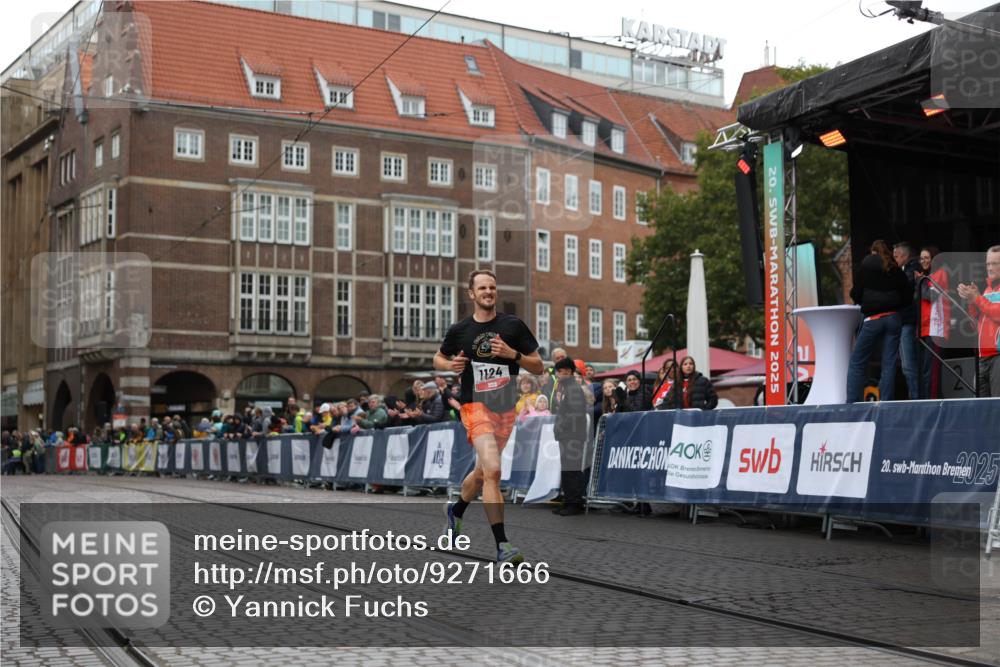 05.10.2025 - 20. swb-Marathon Bremen Yannick Fuchs http://msf.ph/oto/9271666 05.10.2025 12:17:36 Ziel  meine-sportfotos.de