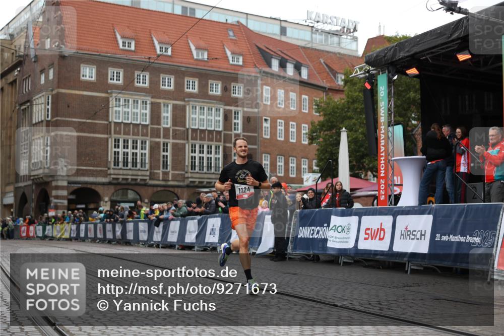 05.10.2025 - 20. swb-Marathon Bremen Yannick Fuchs http://msf.ph/oto/9271673 05.10.2025 12:17:37 Ziel 1124 meine-sportfotos.de