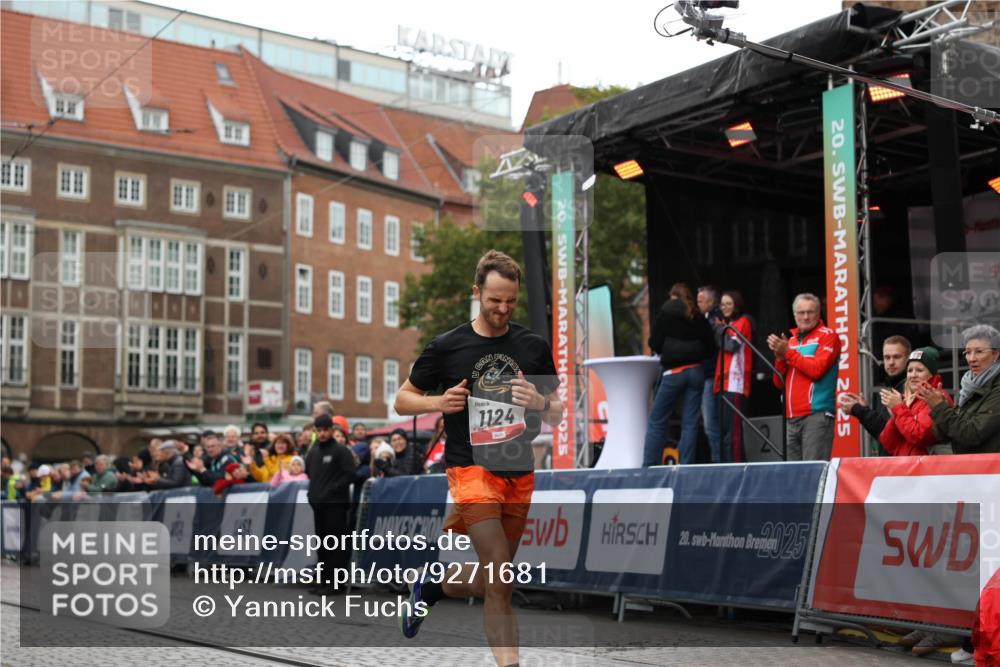 05.10.2025 - 20. swb-Marathon Bremen Yannick Fuchs http://msf.ph/oto/9271681 05.10.2025 12:17:37 Ziel 1124 meine-sportfotos.de
