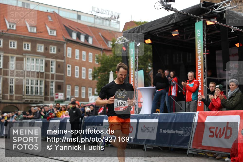 05.10.2025 - 20. swb-Marathon Bremen Yannick Fuchs http://msf.ph/oto/9271691 05.10.2025 12:17:37 Ziel 1124 meine-sportfotos.de