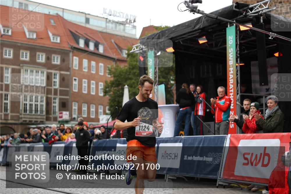 05.10.2025 - 20. swb-Marathon Bremen Yannick Fuchs http://msf.ph/oto/9271700 05.10.2025 12:17:37 Ziel 1124 meine-sportfotos.de