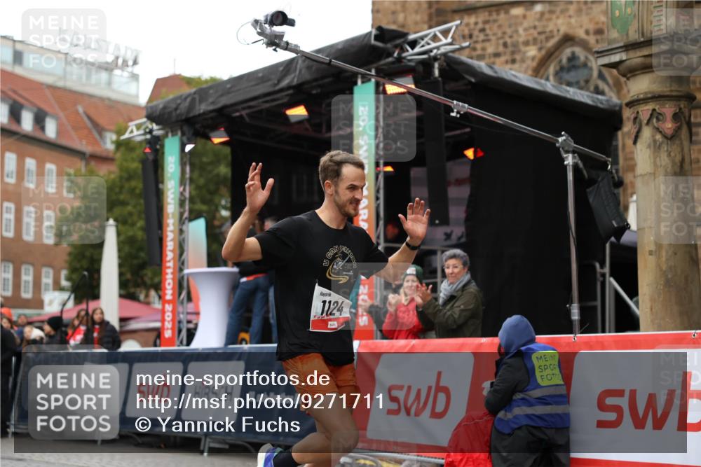 05.10.2025 - 20. swb-Marathon Bremen Yannick Fuchs http://msf.ph/oto/9271711 05.10.2025 12:17:38 Ziel 1124 meine-sportfotos.de