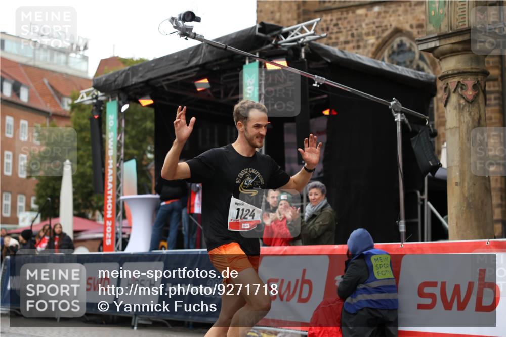 05.10.2025 - 20. swb-Marathon Bremen Yannick Fuchs http://msf.ph/oto/9271718 05.10.2025 12:17:38 Ziel 1124 meine-sportfotos.de