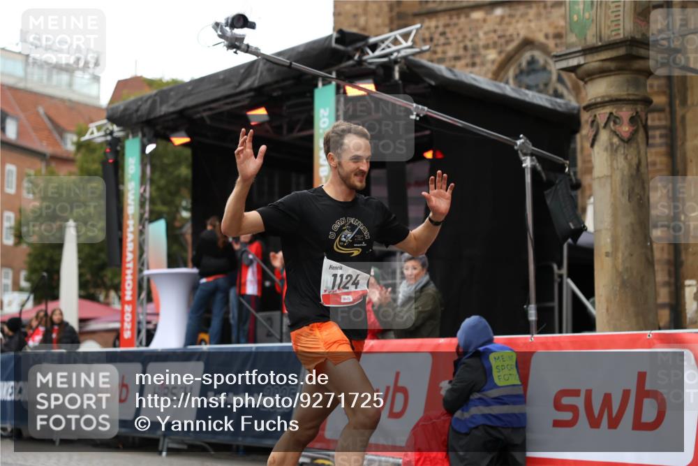 05.10.2025 - 20. swb-Marathon Bremen Yannick Fuchs http://msf.ph/oto/9271725 05.10.2025 12:17:38 Ziel 1124 meine-sportfotos.de