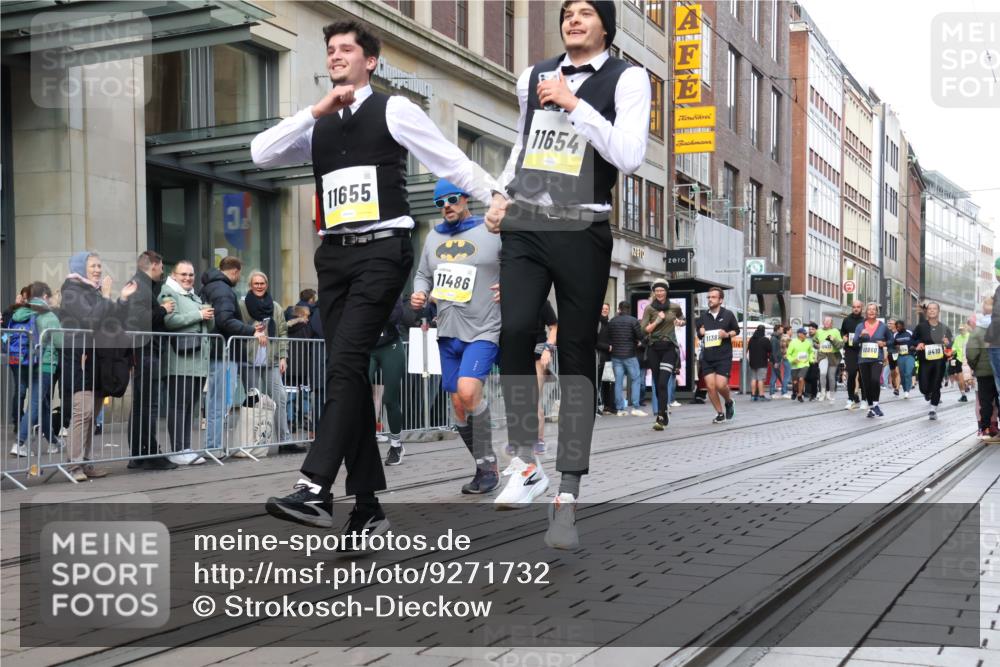 05.10.2025 - 20. swb-Marathon Bremen Strokosch-Dieckow http://msf.ph/oto/9271732 05.10.2025 11:09:28 Ziel 9001, 9288, 9410, 9538, 9685, 9731, 9732, 9760, 9887, 9972, 10245, 10316, 10412, 10417, 10435, 10448, 10515, 10672, 10827, 10860, 10881, 10885, 10886, 10943, 11206, 11219, 11381, 11405, 11407, 11486, 11654, 11655, 11664, 11748, 9001, 9288, 9410, 9538, 9685, 9731, 9732, 9760, 9887, 9972, 10245, 10316, 10412, 10417, 10435, 10448, 10515, 10672, 10827, 10860, 10881, 10885, 10886, 10943, 11206, 11219, 11381, 11405, 11664 meine-sportfotos.de
