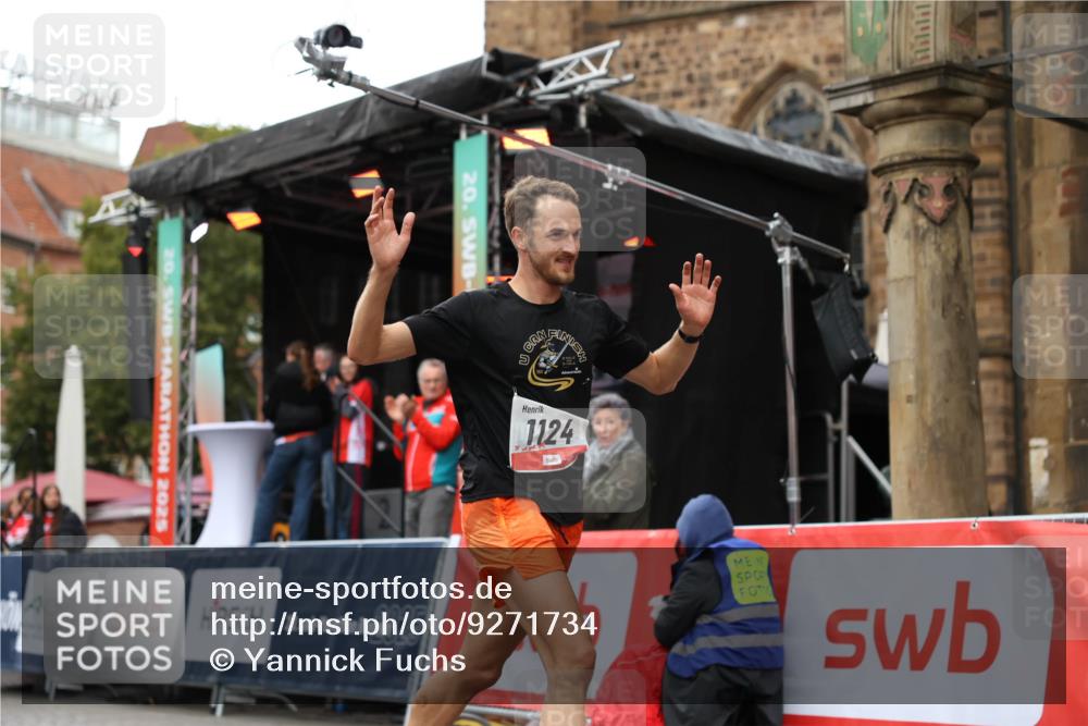 05.10.2025 - 20. swb-Marathon Bremen Yannick Fuchs http://msf.ph/oto/9271734 05.10.2025 12:17:38 Ziel 1124 meine-sportfotos.de