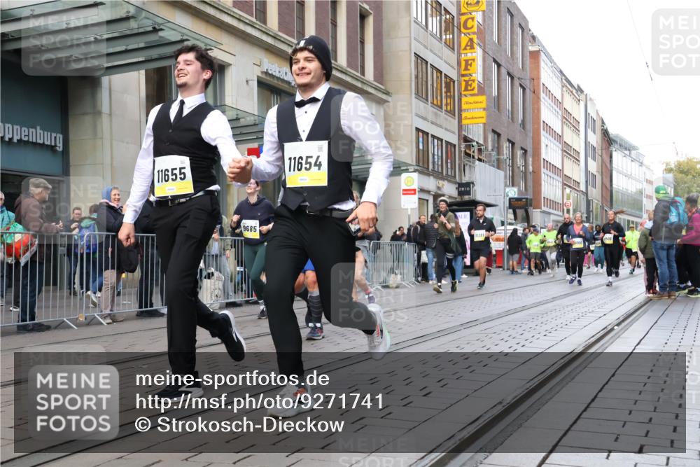 05.10.2025 - 20. swb-Marathon Bremen Strokosch-Dieckow http://msf.ph/oto/9271741 05.10.2025 11:09:28 Ziel 9001, 9288, 9410, 9538, 9685, 9731, 9732, 9760, 9887, 9972, 10245, 10316, 10412, 10417, 10435, 10448, 10515, 10672, 10827, 10860, 10881, 10885, 10886, 10943, 11206, 11219, 11381, 11405, 11407, 11486, 11654, 11655, 11664, 11748, 9001, 9288, 9410, 9538, 9685, 9731, 9732, 9760, 9887, 9972, 10245, 10316, 10412, 10417, 10435, 10448, 10515, 10672, 10827, 10860, 10881, 10885, 10886, 10943, 11206, 11219, 11381, 11405, 11664 meine-sportfotos.de