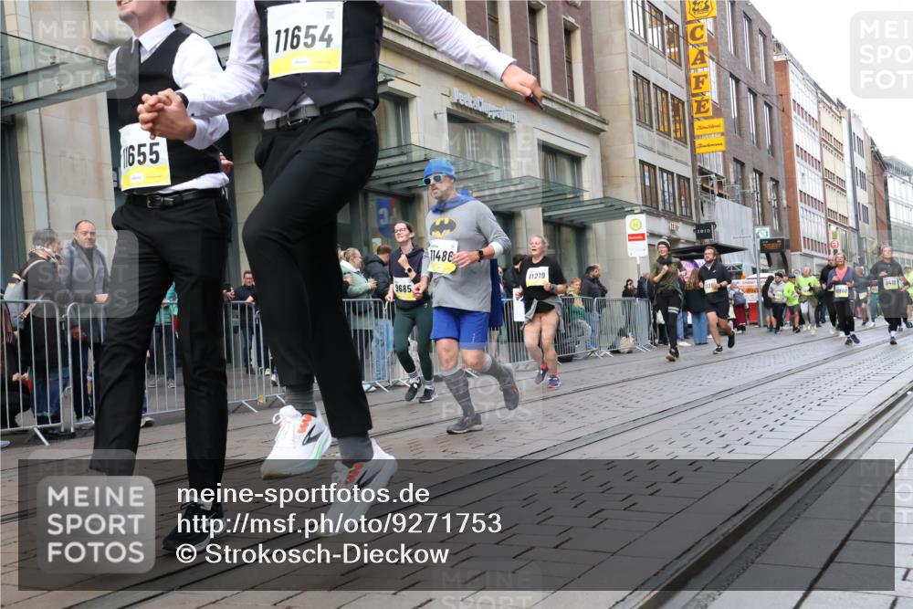 05.10.2025 - 20. swb-Marathon Bremen Strokosch-Dieckow http://msf.ph/oto/9271753 05.10.2025 11:09:28 Ziel 9001, 9288, 9410, 9538, 9685, 9731, 9732, 9760, 9887, 9972, 10245, 10316, 10412, 10417, 10435, 10448, 10515, 10672, 10827, 10860, 10881, 10885, 10886, 10943, 11206, 11219, 11381, 11405, 11407, 11486, 11654, 11655, 11664, 11748, 9001, 9288, 9410, 9538, 9685, 9731, 9732, 9760, 9887, 9972, 10245, 10316, 10412, 10417, 10435, 10448, 10515, 10672, 10827, 10860, 10881, 10885, 10886, 10943, 11206, 11219, 11381, 11405, 11664 meine-sportfotos.de