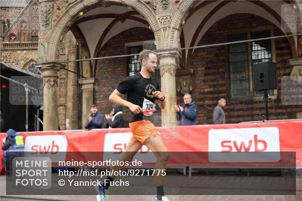 05.10.2025 - 20. swb-Marathon Bremen Yannick Fuchs http://msf.ph/oto/9271775 05.10.2025 12:17:39 Ziel 1124 meine-sportfotos.de