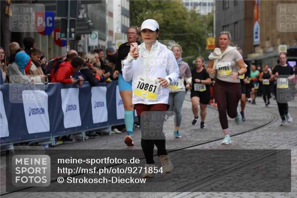 05.10.2025 - 20. swb-Marathon Bremen Strokosch-Dieckow http://msf.ph/oto/9271854 05.10.2025 11:10:46 Ziel 9572, 9804, 9984, 10399, 10861, 10962, 11157, 11161, 11318, 11544 meine-sportfotos.de