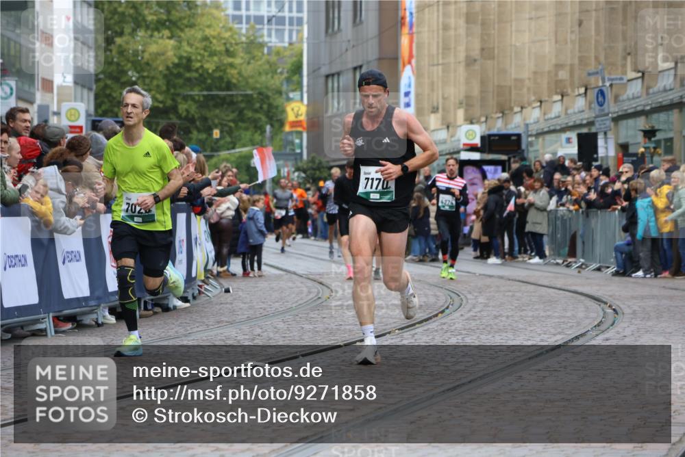 05.10.2025 - 20. swb-Marathon Bremen Strokosch-Dieckow http://msf.ph/oto/9271858 05.10.2025 13:02:36 Ziel 1810, 7028, 7170 meine-sportfotos.de