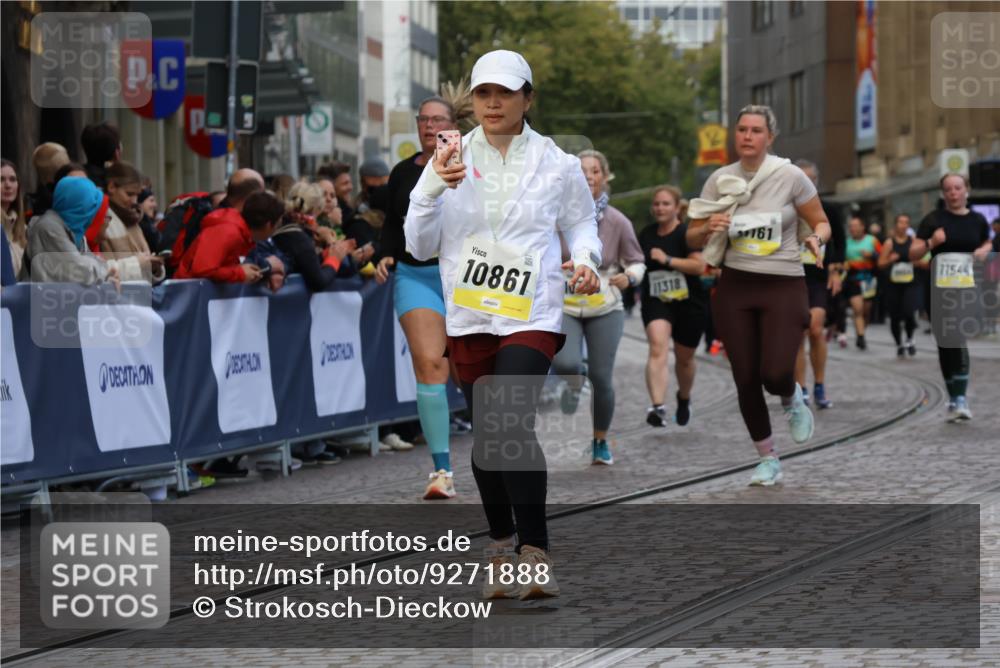 05.10.2025 - 20. swb-Marathon Bremen Strokosch-Dieckow http://msf.ph/oto/9271888 05.10.2025 11:10:46 Ziel 9572, 9804, 9984, 10399, 10861, 10962, 11157, 11161, 11318, 11544 meine-sportfotos.de