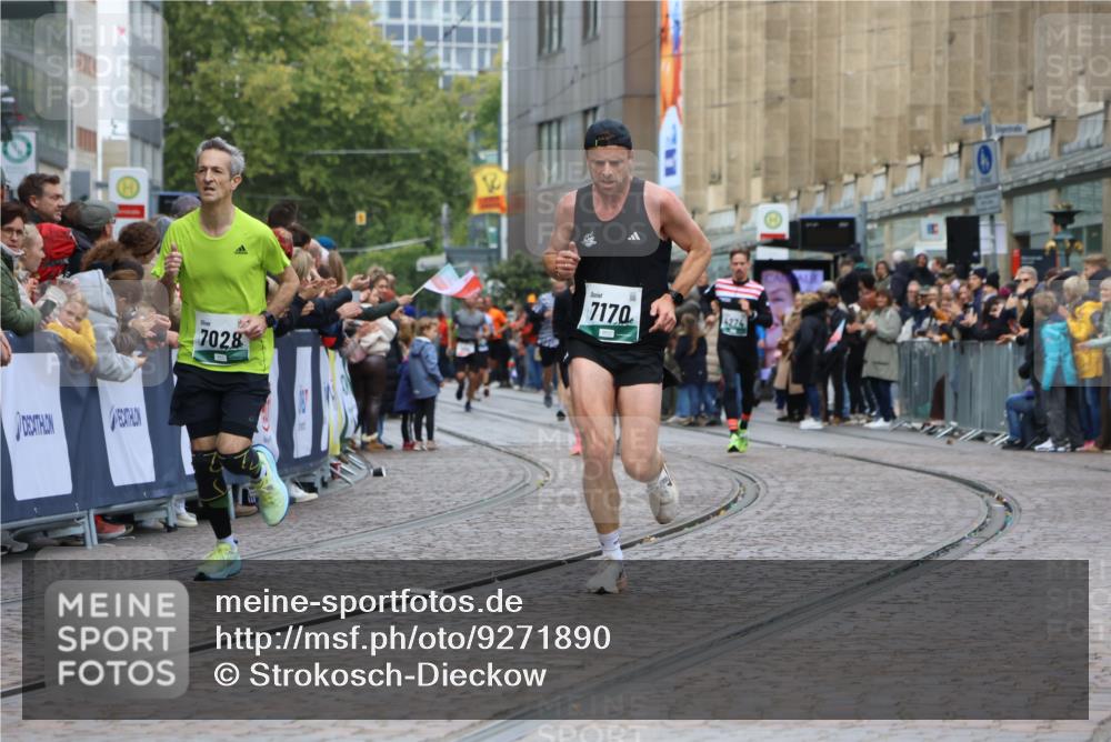 05.10.2025 - 20. swb-Marathon Bremen Strokosch-Dieckow http://msf.ph/oto/9271890 05.10.2025 13:02:36 Ziel 1810, 7028, 7170 meine-sportfotos.de