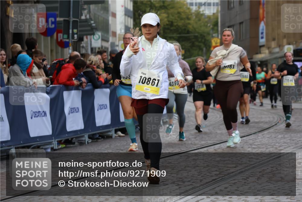 05.10.2025 - 20. swb-Marathon Bremen Strokosch-Dieckow http://msf.ph/oto/9271909 05.10.2025 11:10:46 Ziel 9572, 9804, 9984, 10399, 10861, 10962, 11157, 11161, 11318, 11544 meine-sportfotos.de