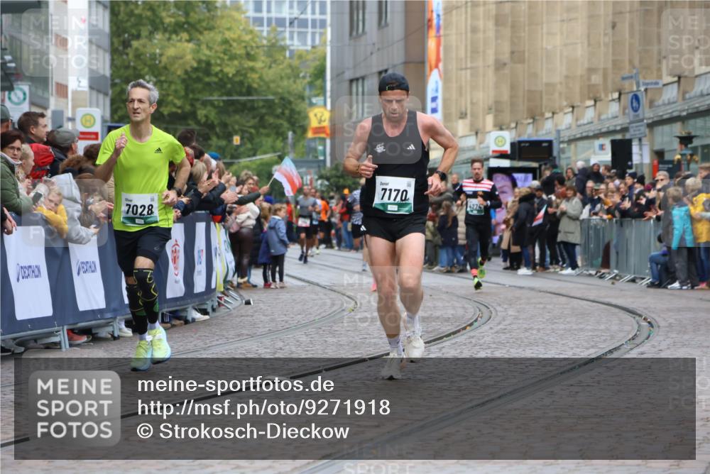 05.10.2025 - 20. swb-Marathon Bremen Strokosch-Dieckow http://msf.ph/oto/9271918 05.10.2025 13:02:36 Ziel 1810, 7028, 7170 meine-sportfotos.de