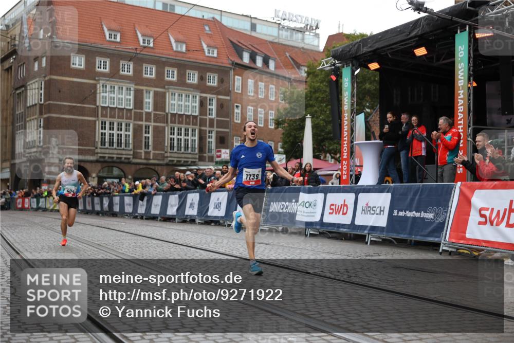 05.10.2025 - 20. swb-Marathon Bremen Yannick Fuchs http://msf.ph/oto/9271922 05.10.2025 12:17:52 Ziel 1739 meine-sportfotos.de