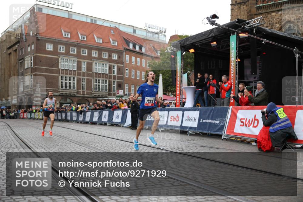 05.10.2025 - 20. swb-Marathon Bremen Yannick Fuchs http://msf.ph/oto/9271929 05.10.2025 12:17:52 Ziel 1739 meine-sportfotos.de