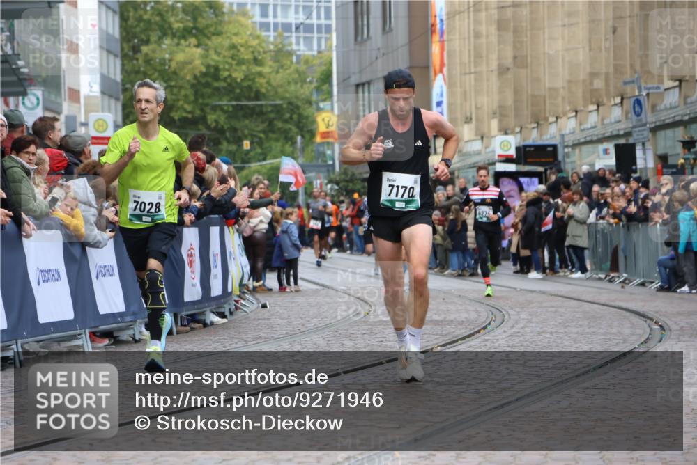 05.10.2025 - 20. swb-Marathon Bremen Strokosch-Dieckow http://msf.ph/oto/9271946 05.10.2025 13:02:37 Ziel 1810, 7028, 7170 meine-sportfotos.de