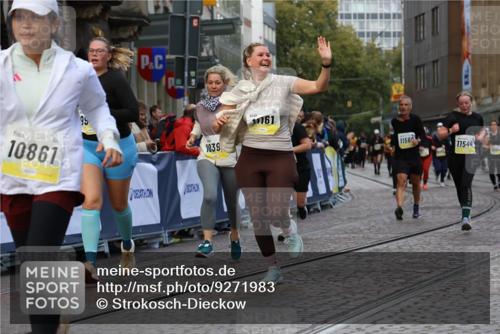 05.10.2025 - 20. swb-Marathon Bremen Strokosch-Dieckow http://msf.ph/oto/9271983 05.10.2025 11:10:49 Ziel 9984, 10399, 10861, 11161, 11318, 11544 meine-sportfotos.de