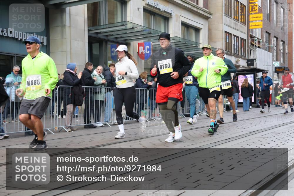 05.10.2025 - 20. swb-Marathon Bremen Strokosch-Dieckow http://msf.ph/oto/9271984 05.10.2025 11:09:38 Ziel 7799, 9288, 9410, 9470, 9476, 9554, 9561, 9685, 9760, 9972, 10383, 10412, 10435, 10448, 10515, 10563, 10596, 10659, 10827, 10860, 10885, 10969, 11206, 11219, 11381, 11401, 11405, 11486, 11536, 11634, 11748, 7799, 9288, 9410, 9470, 9476, 9554, 9561, 9685, 9760, 9972, 10383, 10412, 10435, 10448, 10515, 10563, 10596, 10659, 10827, 10860, 10885, 10969, 11206, 11219, 11381, 11401, 11405 meine-sportfotos.de