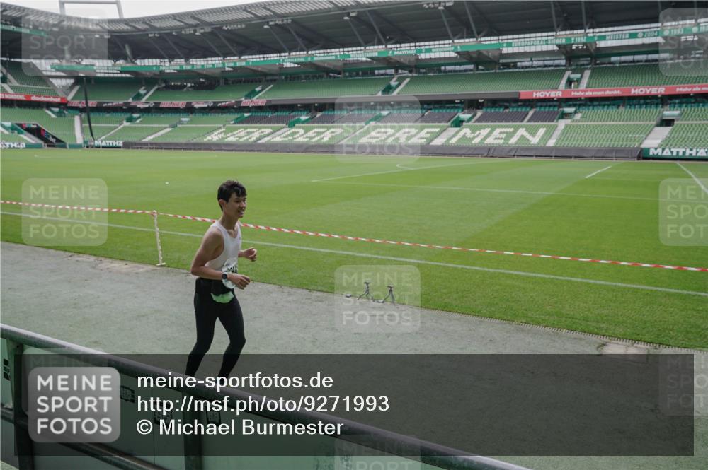 05.10.2025 - 20. swb-Marathon Bremen Michael Burmester http://msf.ph/oto/9271993 05.10.2025 12:45:31 Laufen im Stadion 109, 349, 649, 852, 943, 1055, 1146, 1307, 1631, 1790, 1883, 2666, 2719, 3197, 3218, 3327, 3342, 3807, 4571, 4786, 5132, 5588, 6150, 6302, 6996, 7028, 7440, 8747, 8828, 9130, 539, 642, 657, 819, 2013, 2188, 3150, 3219, 3251, 3982, 4358, 6633, 8169, 8351, 8382 meine-sportfotos.de