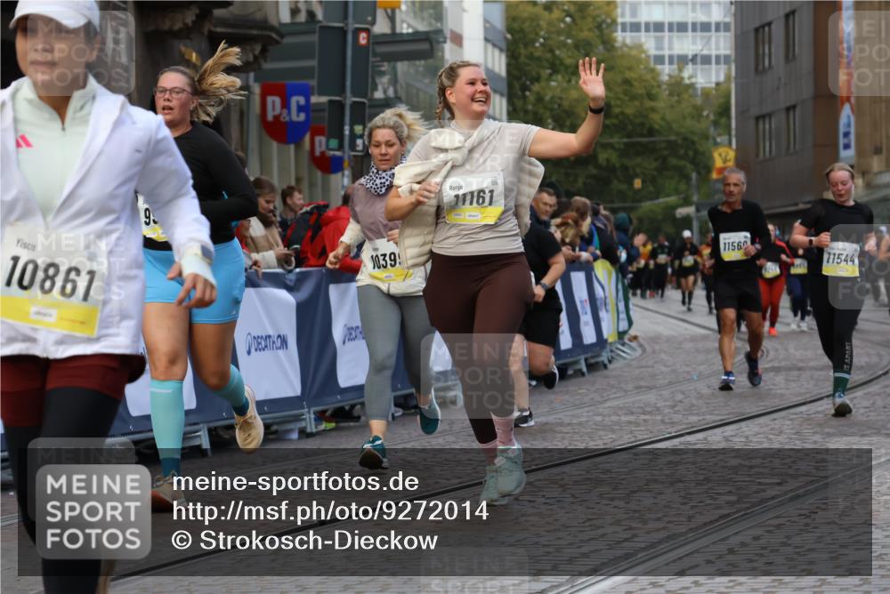 05.10.2025 - 20. swb-Marathon Bremen Strokosch-Dieckow http://msf.ph/oto/9272014 05.10.2025 11:10:49 Ziel 9984, 10399, 10861, 11161, 11318, 11544 meine-sportfotos.de