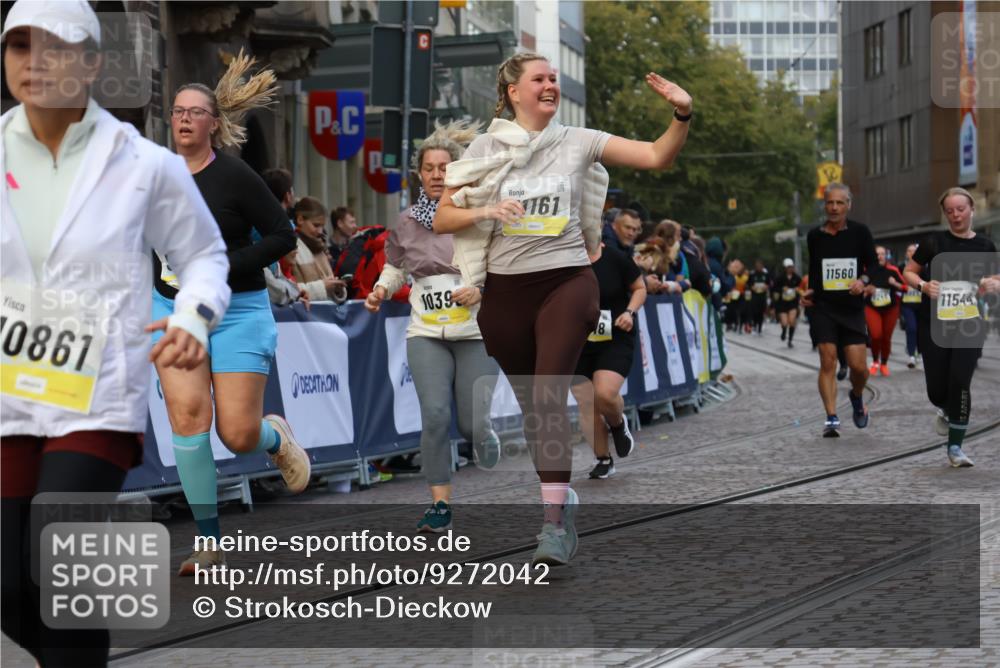 05.10.2025 - 20. swb-Marathon Bremen Strokosch-Dieckow http://msf.ph/oto/9272042 05.10.2025 11:10:49 Ziel 9984, 10399, 10861, 11161, 11318, 11544 meine-sportfotos.de