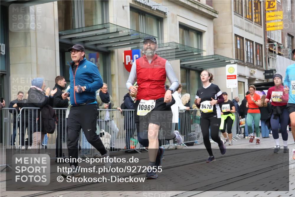 05.10.2025 - 20. swb-Marathon Bremen Strokosch-Dieckow http://msf.ph/oto/9272055 05.10.2025 11:09:43 Ziel 7799, 9288, 9410, 9470, 9476, 9554, 9561, 9685, 9760, 9806, 9972, 10082, 10383, 10435, 10448, 10515, 10563, 10596, 10659, 10827, 10860, 10885, 10969, 11204, 11219, 11261, 11381, 11401, 11405, 11486, 11536, 11634, 11748, 7799, 9288, 9410, 9470, 9476, 9554, 9561, 9685, 9760, 9806, 9972, 10082, 10383, 10435, 10448, 10515, 10563, 10596, 10659, 10827, 10860, 10885, 10969, 11204, 11219, 11261, 11381, 11401, 11405 meine-sportfotos.de