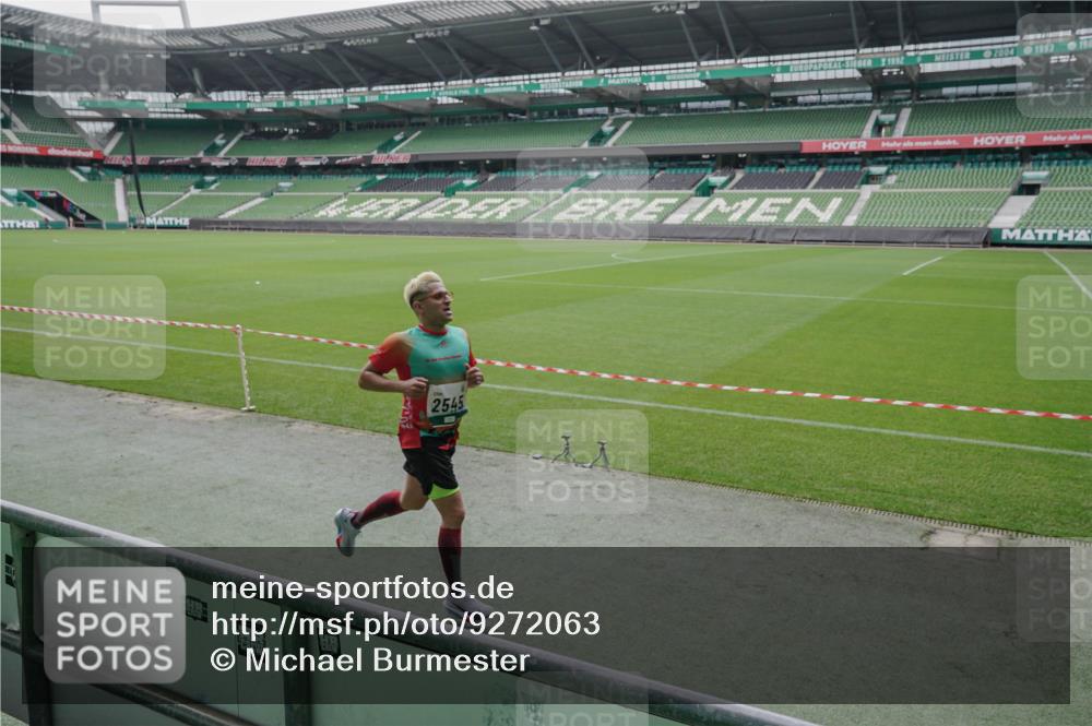 05.10.2025 - 20. swb-Marathon Bremen Michael Burmester http://msf.ph/oto/9272063 05.10.2025 12:45:42 Laufen im Stadion 349, 649, 852, 943, 1055, 1091, 1146, 1307, 1790, 1883, 2545, 3197, 3218, 3327, 3807, 4571, 4786, 5132, 5588, 6150, 6996, 7028, 7440, 7526, 8747, 8828, 9130, 109, 819, 1631, 2013, 2666, 2719, 3327, 3342, 4358, 6302 meine-sportfotos.de