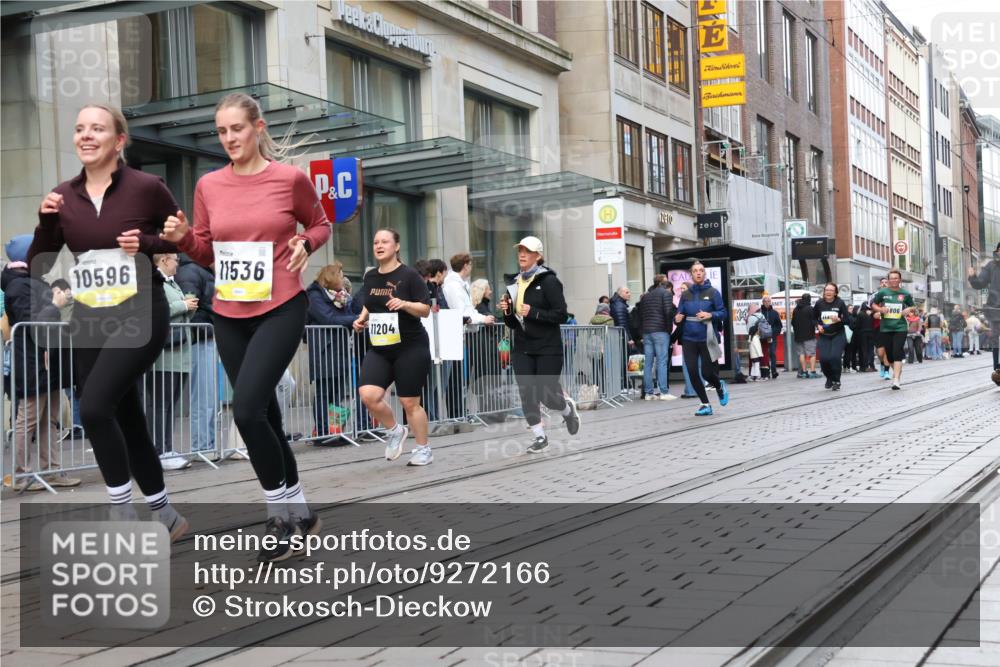 05.10.2025 - 20. swb-Marathon Bremen Strokosch-Dieckow http://msf.ph/oto/9272166 05.10.2025 11:09:48 Ziel 7799, 8533, 9288, 9470, 9476, 9554, 9561, 9734, 9760, 9806, 9972, 10082, 10189, 10383, 10435, 10515, 10563, 10596, 10659, 10885, 10969, 11204, 11261, 11333, 11381, 11401, 11405, 11536, 11634, 11748, 7799, 8533, 9288, 9470, 9476, 9554, 9561, 9734, 9760, 9806, 9972, 10082, 10189, 10383, 10435, 10515, 10563, 10596, 10659, 10885, 10969, 11204, 11261, 11333, 11381, 11401, 11405 meine-sportfotos.de