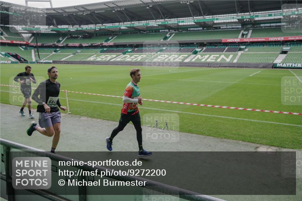 05.10.2025 - 20. swb-Marathon Bremen Michael Burmester http://msf.ph/oto/9272200 05.10.2025 12:46:07 Laufen im Stadion 256, 281, 349, 649, 852, 943, 1091, 1307, 2163, 2228, 2276, 2545, 2585, 3381, 3807, 4274, 4617, 4786, 5132, 5588, 6150, 6849, 7028, 7440, 7526, 7675, 1055, 1146, 1790, 1883, 3197, 3218, 8747 meine-sportfotos.de