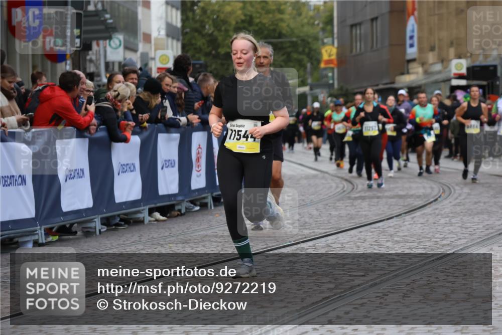 05.10.2025 - 20. swb-Marathon Bremen Strokosch-Dieckow http://msf.ph/oto/9272219 05.10.2025 11:10:51 Ziel 9984, 10399, 10861, 11161, 11318, 11544 meine-sportfotos.de