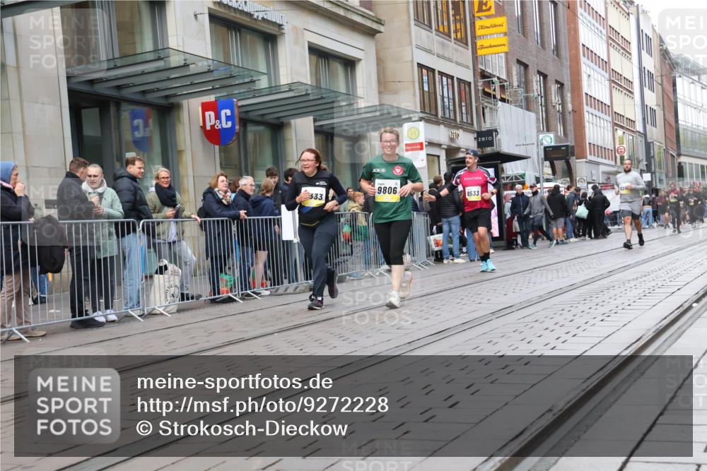 05.10.2025 - 20. swb-Marathon Bremen Strokosch-Dieckow http://msf.ph/oto/9272228 05.10.2025 11:09:53 Ziel 7799, 8533, 9288, 9470, 9476, 9554, 9561, 9734, 9806, 10082, 10189, 10280, 10383, 10563, 10596, 10659, 10969, 11204, 11261, 11333, 11388, 11401, 11536, 11634, 7799, 8533, 9288, 9470, 9476, 9554, 9561, 9734, 9806, 10082, 10189, 10280, 10383, 10563, 10596, 10659, 10969, 11204, 11261, 11333, 11388, 11401 meine-sportfotos.de