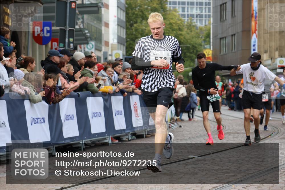 05.10.2025 - 20. swb-Marathon Bremen Strokosch-Dieckow http://msf.ph/oto/9272235 05.10.2025 13:02:50 Ziel 288, 539, 2585, 3381, 4274 meine-sportfotos.de