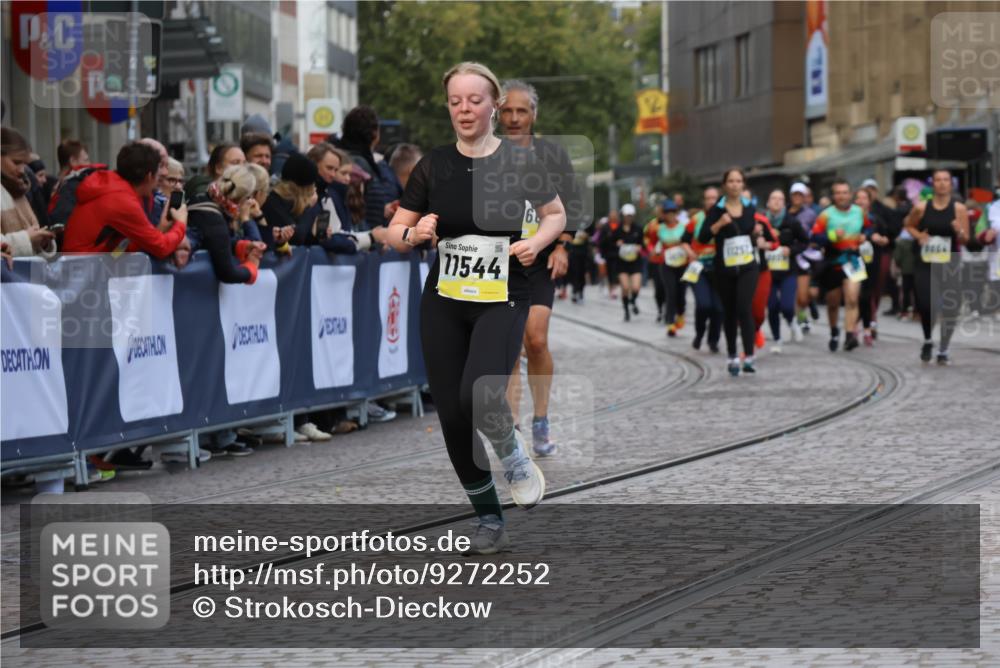 05.10.2025 - 20. swb-Marathon Bremen Strokosch-Dieckow http://msf.ph/oto/9272252 05.10.2025 11:10:51 Ziel 9984, 10399, 10861, 11161, 11318, 11544 meine-sportfotos.de